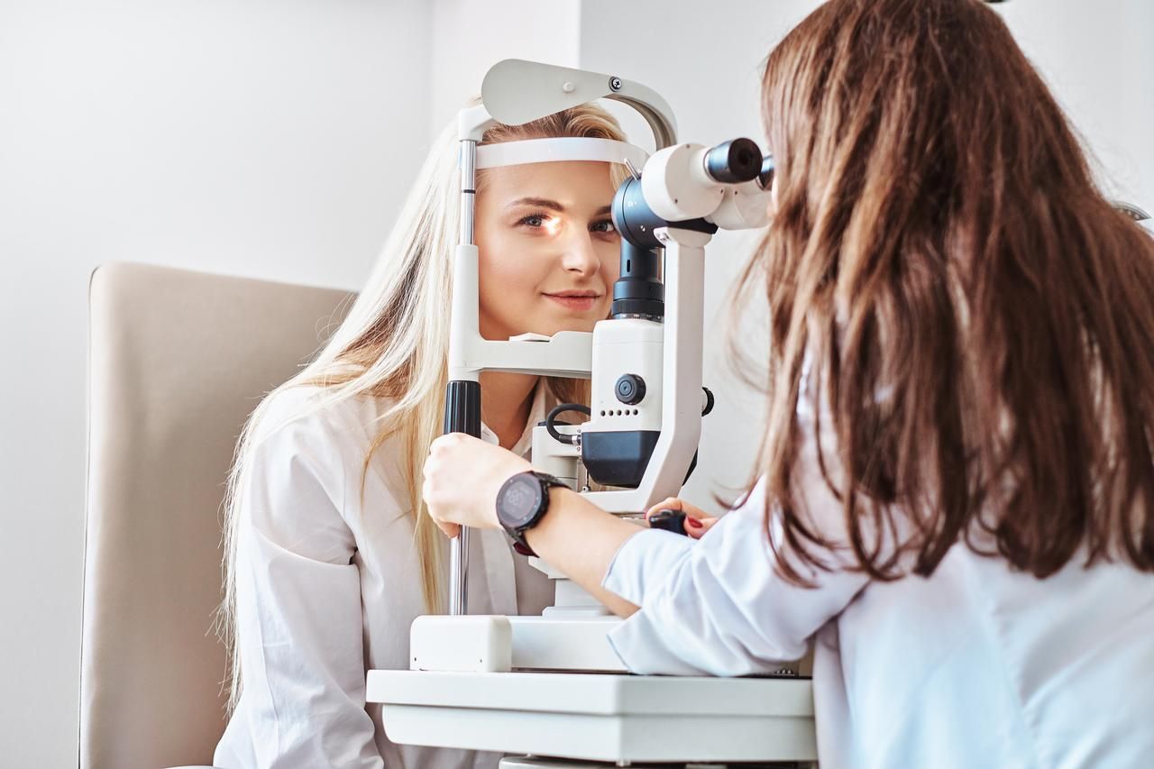 Examen des yeux avant une opération des yeux à la clinique des yeux spécialisée en chirurgie réfractive